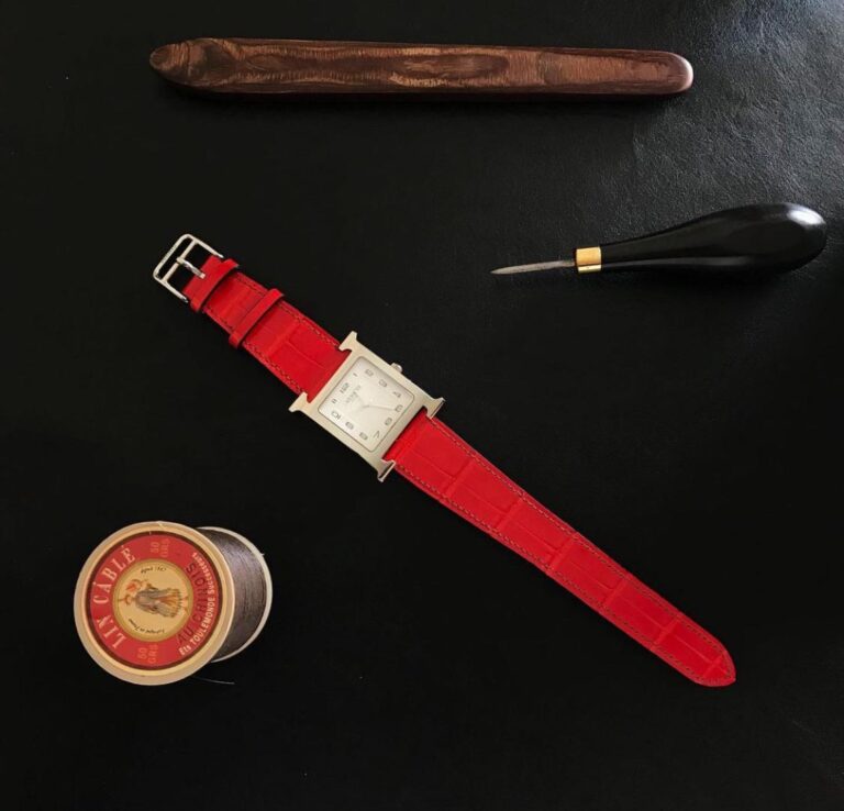Rouge alligator strap on Hermes