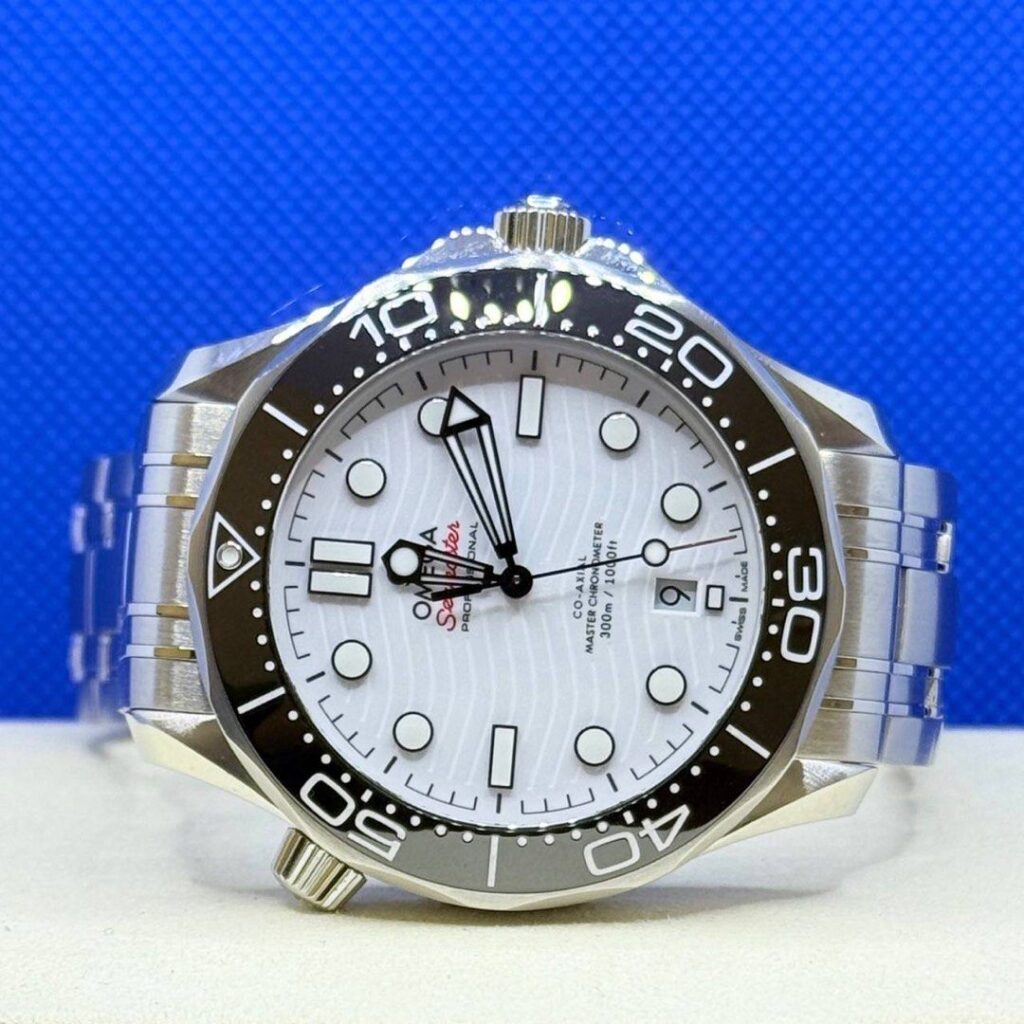 Pre Owned 04/2021 Omega Seamaster Diver 300M White Dial Bracelet Version 210.30.42.20.04.001