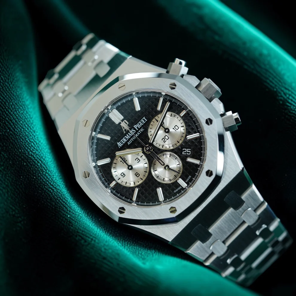 Audemars Piguet Royal Oak Chronograph | Reference 26331ST | A Striking Black dial on a Steel bracelet Wristwatch