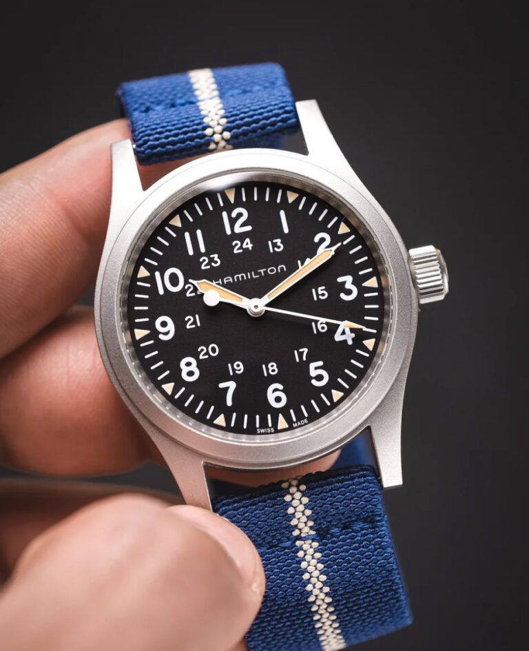 NAVY / SAND ELASTIC LOOP STRAP on Hamilton